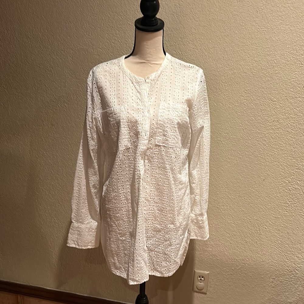 Beautiful Merona eyelet tunic in Sz XL color white. Like new condition